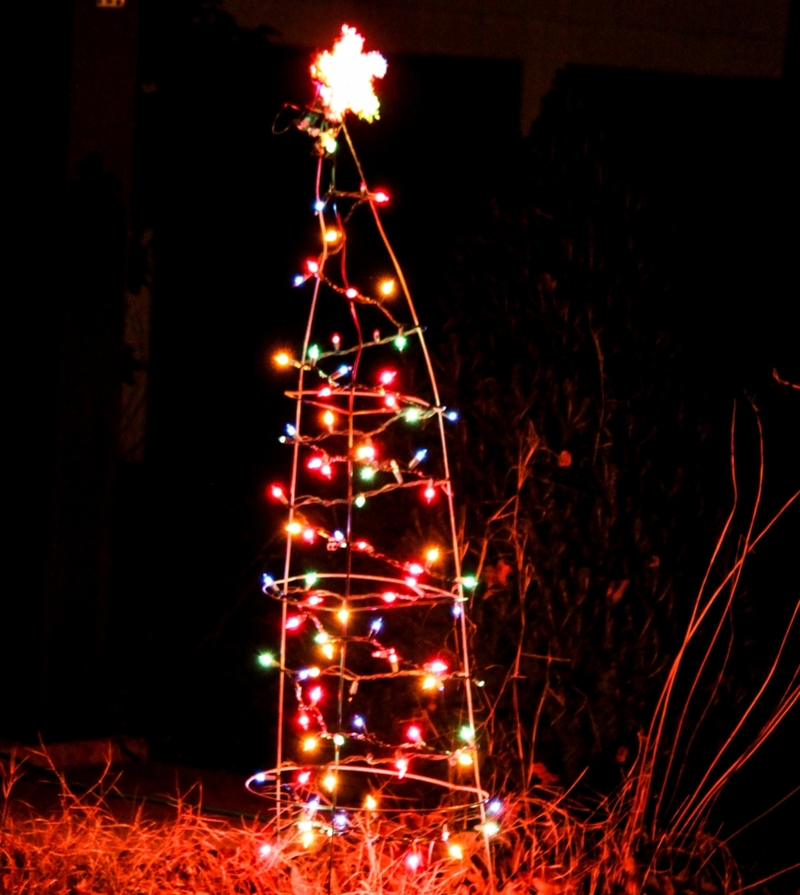 Tomato Cage Christmas Trees | Getty Images Photo by LAWaterhousePhotography