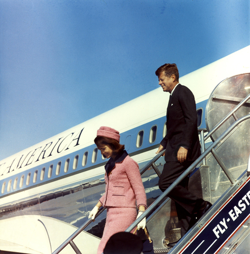 Two Shades of Blue | Alamy Stock Photo by UPI Photo/Cecil Stoughton/John F. Kennedy Presidential Library & Museum