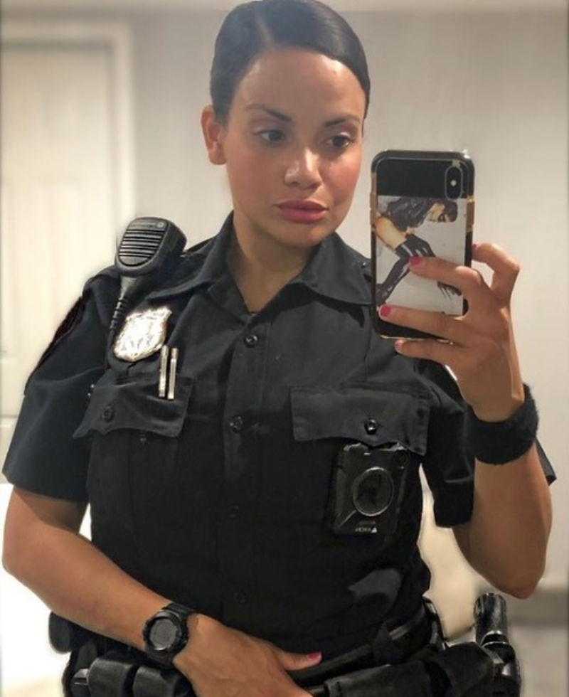 The Fascinating Double Life of a Female Dominican Police Officer | Instagram/@sammysep