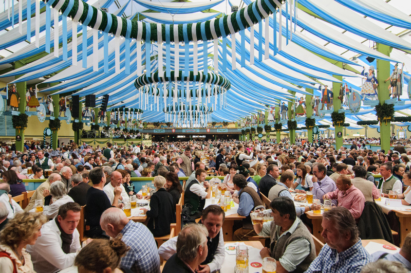 The Biggest Bash of the Year | Alamy Stock Photo by Raquel Mogado 