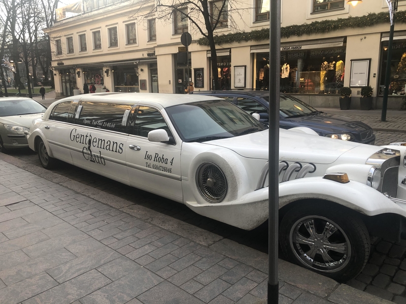 Fancy Gentleman’s Club Limo | Reddit.com/Baconwrappedblessing